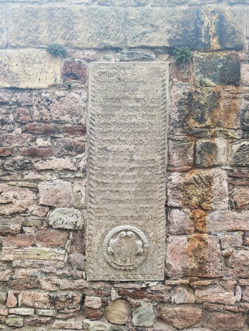 Tváře místo strašidel. Broumov opravuje renesanční náhrobky