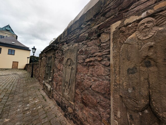 Tváře místo strašidel. Broumov opravuje renesanční náhrobky