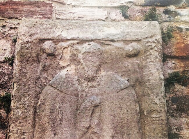 Tváře místo strašidel. Broumov opravuje renesanční náhrobky