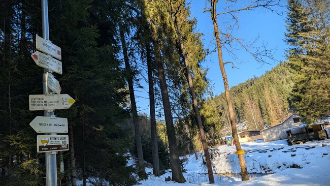 Kde prastarý Borek šumí po skalinách s ozvěnou