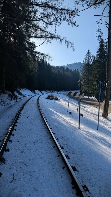 Kde prastarý Borek šumí po skalinách s ozvěnou