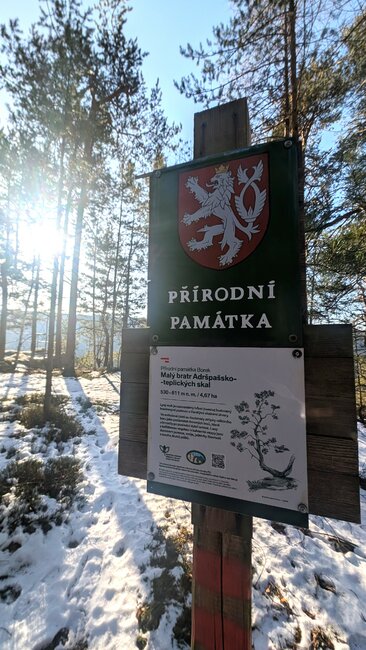 Kde prastarý Borek šumí po skalinách s ozvěnou