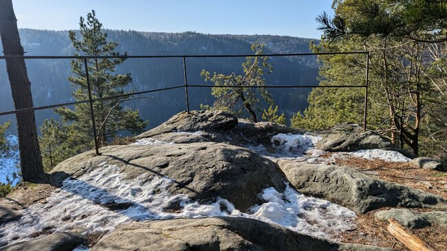 Kde prastarý Borek šumí po skalinách s ozvěnou