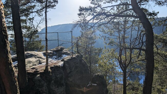 Kde prastarý Borek šumí po skalinách s ozvěnou