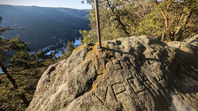 Kde prastarý Borek šumí po skalinách s ozvěnou