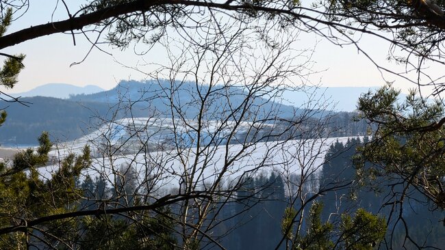 Kde prastarý Borek šumí po skalinách s ozvěnou