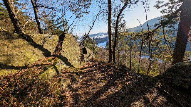 Kde prastarý Borek šumí po skalinách s ozvěnou
