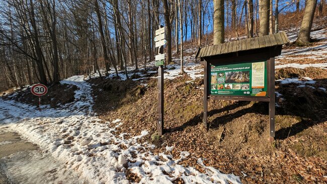 Kde prastarý Borek šumí po skalinách s ozvěnou