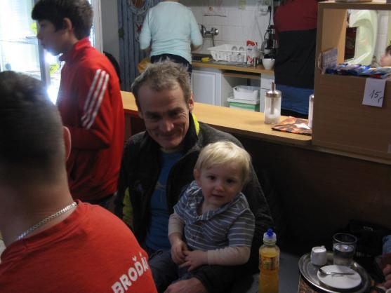 Jiří Šámal zahrál v polické BB Kavárně na zvukovou sochu