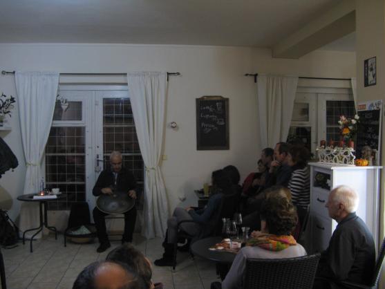 Jiří Šámal zahrál v polické BB Kavárně na zvukovou sochu