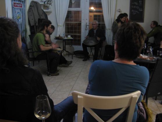 Jiří Šámal zahrál v polické BB Kavárně na zvukovou sochu