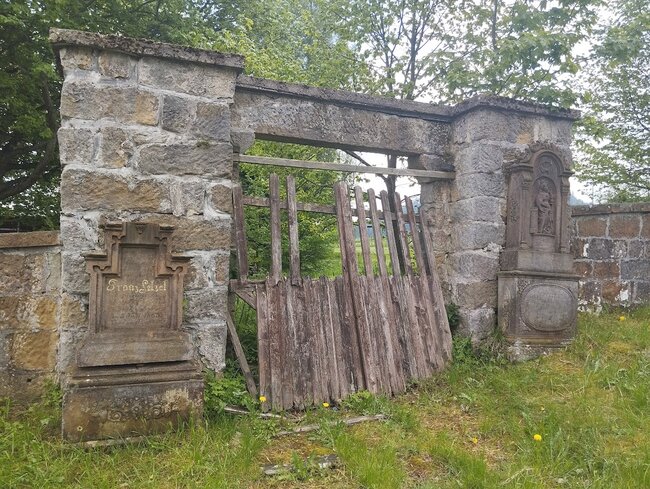 Postarat se o kamennou kroniku. Staré německé hroby mají šanci na záchranu