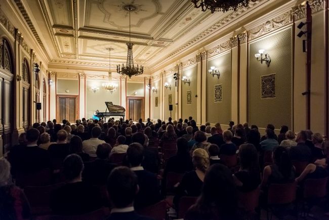 Laureáti Broumovské klávesy vystoupí na koncertě v Rudolfinu