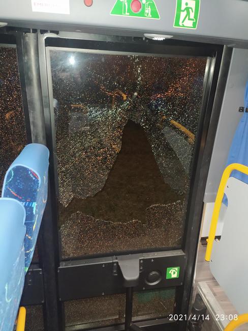 Na autobus jedoucí do Broumova zřejmě někdo střílel 