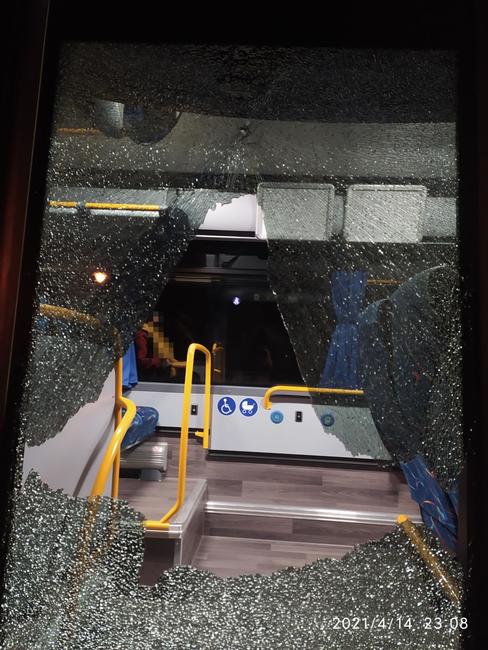 Na autobus jedoucí do Broumova zřejmě někdo střílel