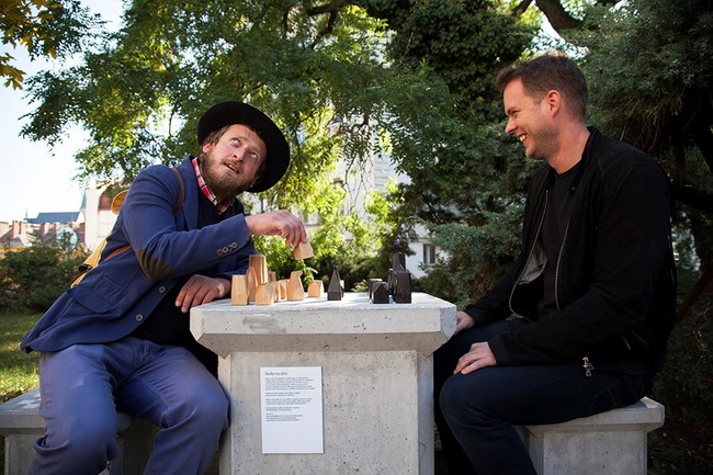 V zahradě broumovského kláštera "vyroste" šachový stolek kavárníka Ondřeje Kobzy