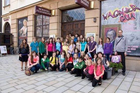 Pěvecký sbor ZUŠ Police nad Metují si z Olomouce přivezl dvě stříbrné medaile