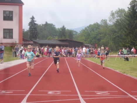 Video: Před Masarykovou školou v Broumově závodilo atletické mládí 