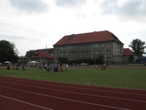 Video: Před Masarykovou školou v Broumově závodilo atletické mládí 