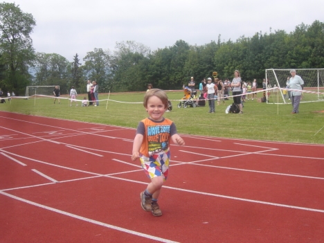 Video: Před Masarykovou školou v Broumově závodilo atletické mládí 