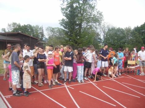 Video: Před Masarykovou školou v Broumově závodilo atletické mládí 