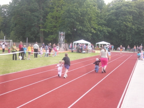 Video: Před Masarykovou školou v Broumově závodilo atletické mládí 
