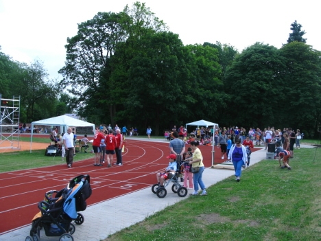 Video: Před Masarykovou školou v Broumově závodilo atletické mládí 