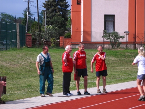 Video: Před Masarykovou školou v Broumově závodilo atletické mládí 