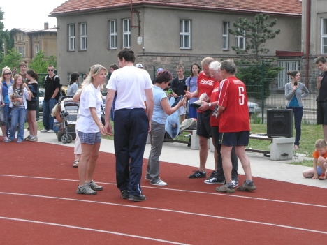 Video: Před Masarykovou školou v Broumově závodilo atletické mládí 