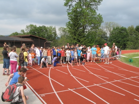 Video: Před Masarykovou školou v Broumově závodilo atletické mládí 