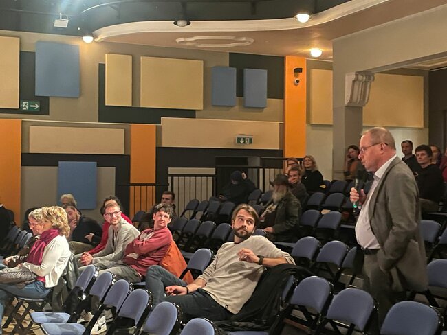 Veřejné diskuse by se měly konat pravidelně, shodli se návštěvníci debaty Hlasy Broumovska