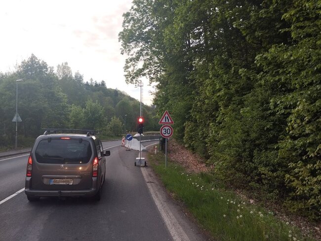 Problematický svah u polického nádraží dál omezuje dopravu