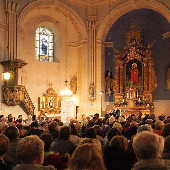 Kostel v Ruprechticích zaplnily při prvním koncertu hudebního festivalu Za poklady Broumovska stovky lidí