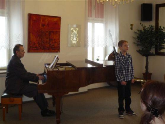 V oblastním kole soutěže Karlovarský skřivánek 2012 soutěžilo v Broumově 28 zpěváků