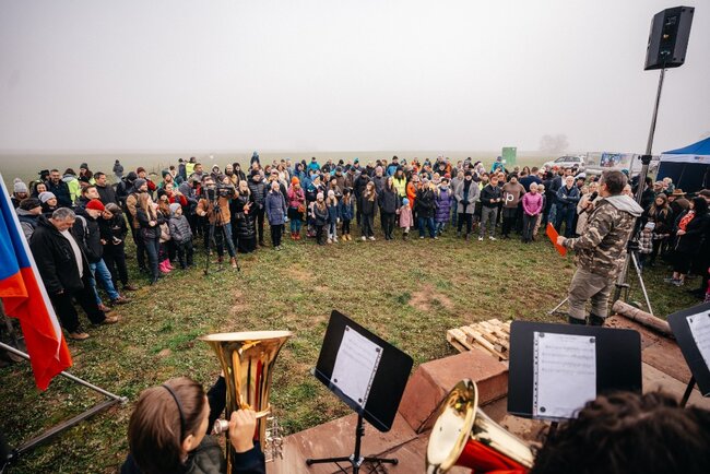 Alej svobody pomohl sázet i prezident Petr Pavel