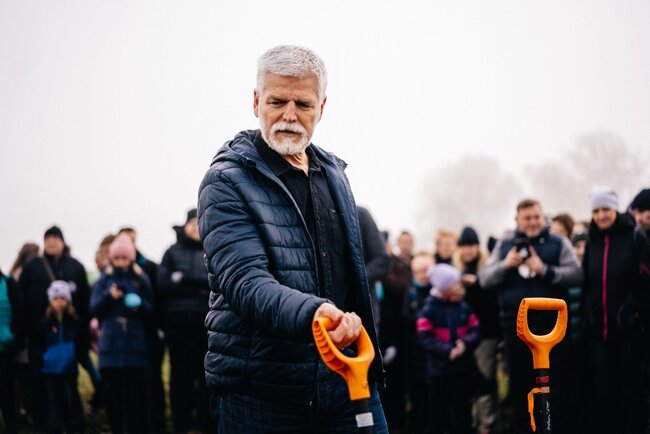 Alej svobody pomohl sázet i prezident Petr Pavel