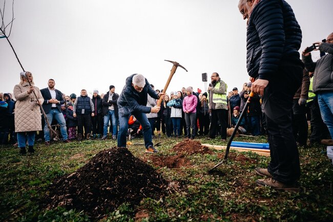 Alej svobody pomohl sázet i prezident Petr Pavel