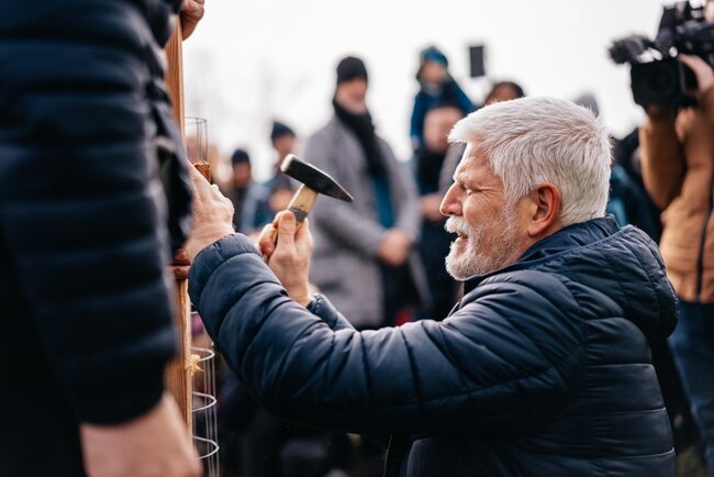Alej svobody pomohl sázet i prezident Petr Pavel