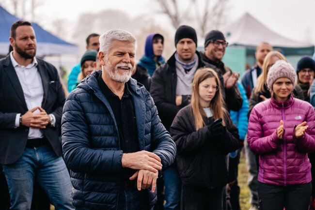 Alej svobody pomohl sázet i prezident Petr Pavel