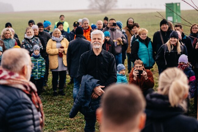 Alej svobody pomohl sázet i prezident Petr Pavel