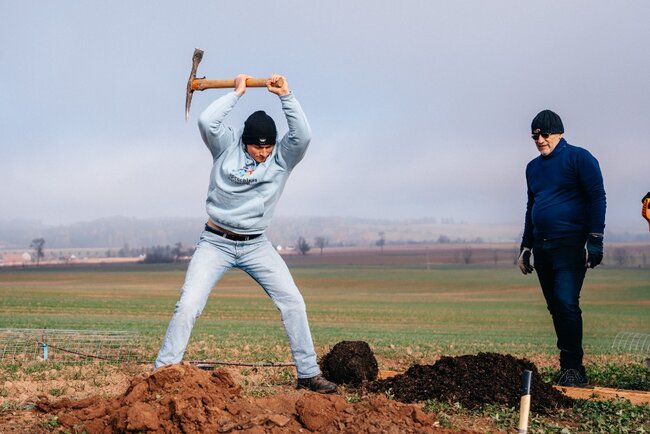 Alej svobody pomohl sázet i prezident Petr Pavel