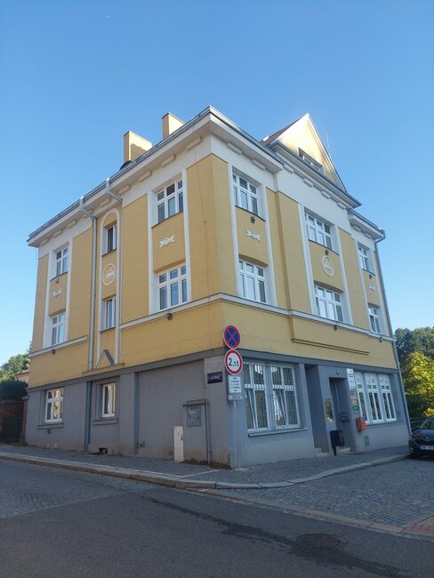 Město Náchod zřizuje sociální šatník