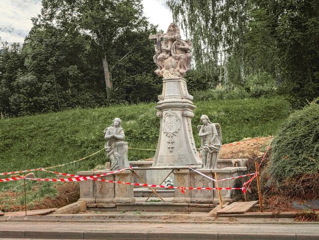 Sousoší Nejsvětější Trojice prochází rekonstrukcí