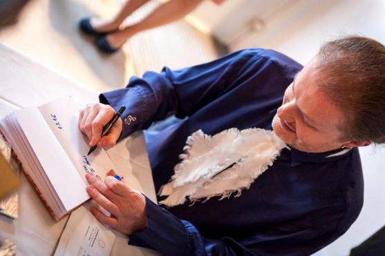 Výtěžek z benefičního koncertu Pavla Šporcla putuje na podporu festivalu Za poklady Broumovska