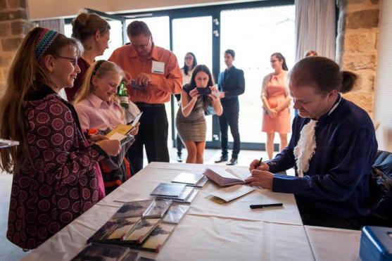 Výtěžek z benefičního koncertu Pavla Šporcla putuje na podporu festivalu Za poklady Broumovska