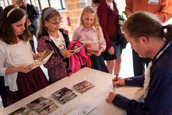 Výtěžek z benefičního koncertu Pavla Šporcla putuje na podporu festivalu Za poklady Broumovska