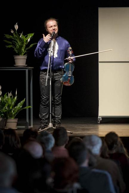 Výtěžek z benefičního koncertu Pavla Šporcla putuje na podporu festivalu Za poklady Broumovska