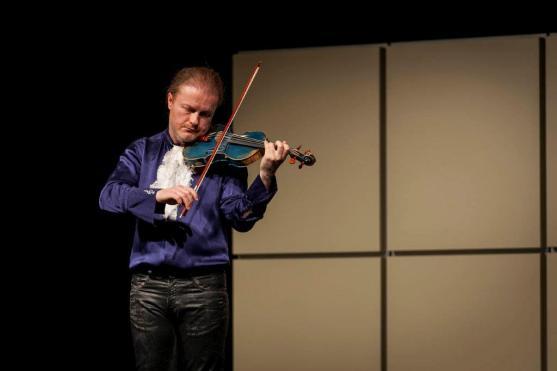 Výtěžek z benefičního koncertu Pavla Šporcla putuje na podporu festivalu Za poklady Broumovska