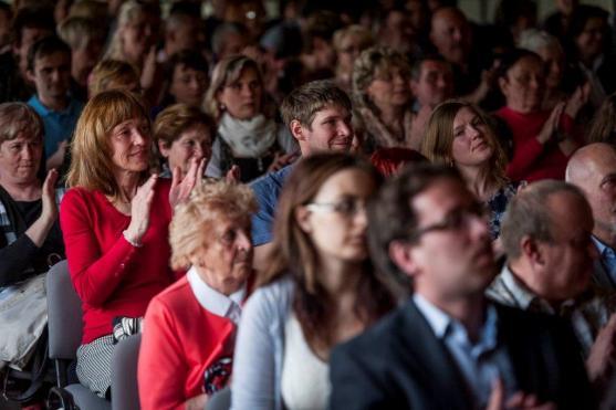 Výtěžek z benefičního koncertu Pavla Šporcla putuje na podporu festivalu Za poklady Broumovska