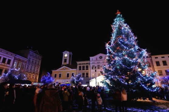 Na broumovském náměstí se včera večer rozsvítil městský vánoční strom